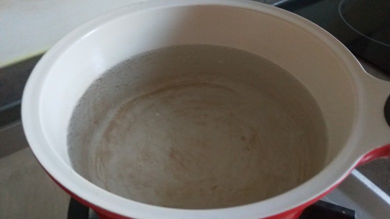 绿豆小米粥,两个人的量,我用的是奶锅,加入适量水烧开。