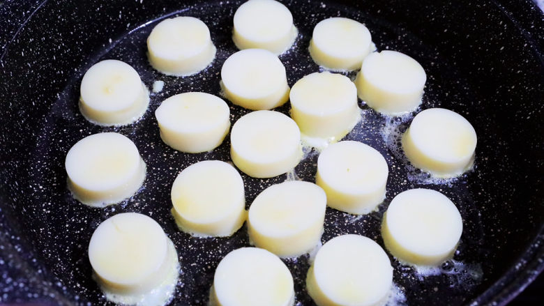 豆腐虾仁粉丝煲,平底锅倒入适量的食用油烧热,再放入日式豆腐中小火煎至两面金黄色