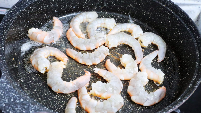 豆腐虾仁粉丝煲,原锅再放入虾仁,煎至变色