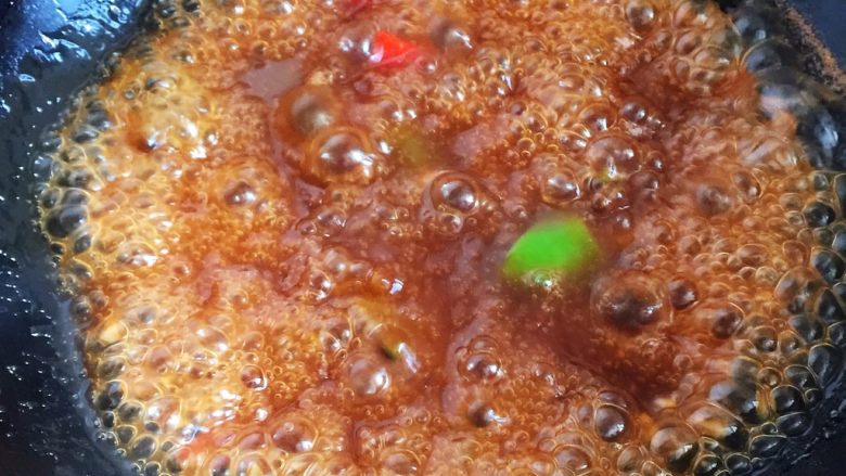 烧茄子,将料汁煮沸。
如果感觉芡汁不够浓稠,这一步可以调入水淀粉。