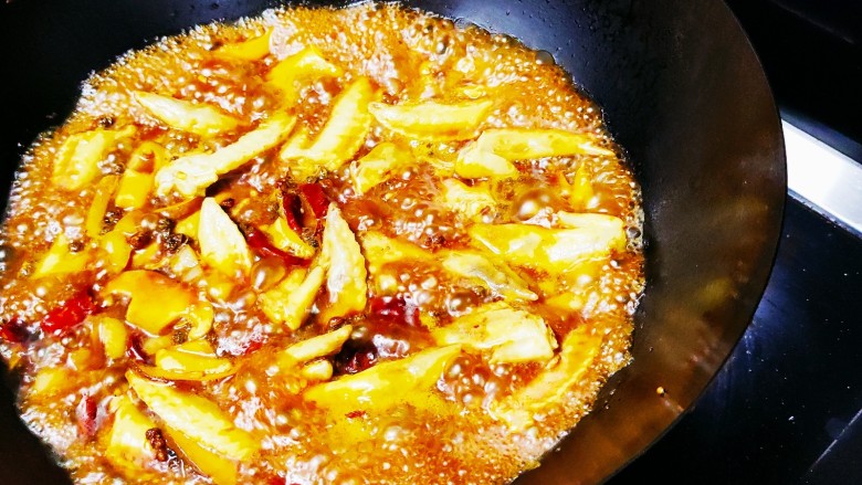 香辣鸡翅尖,加入盐,鸡精,料酒,香醋,海鲜酱油