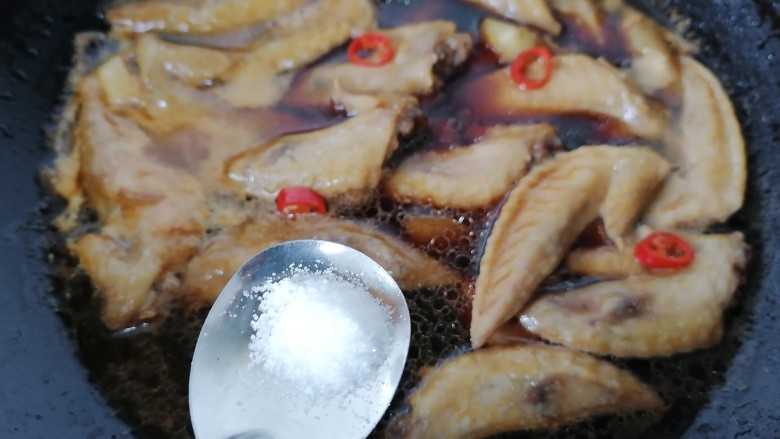 香辣鸡翅尖,过一会加入适量盐调味,记得放一个茴香味道更好