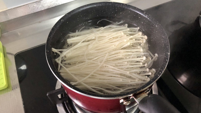 凉拌香干,坐锅烧水,水开下金针菇