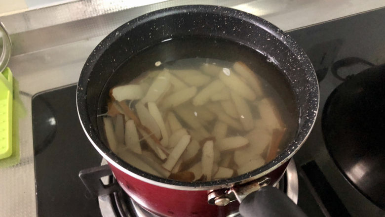 凉拌香干,下开水,烫十来秒捞出