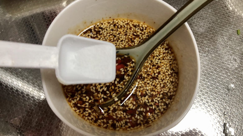 凉拌香干,两汤匙凉开水,尝下咸淡,根据个人口味补充少许食盐定味