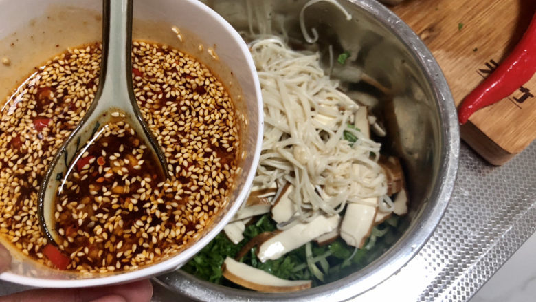 凉拌香干,浇上调味汁,拌匀装盘即可