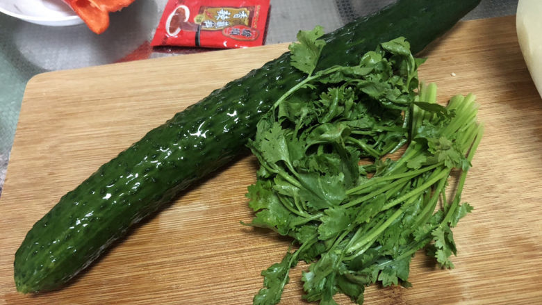 凉拌香干,黄瓜搓洗干净,香菜择好洗净
