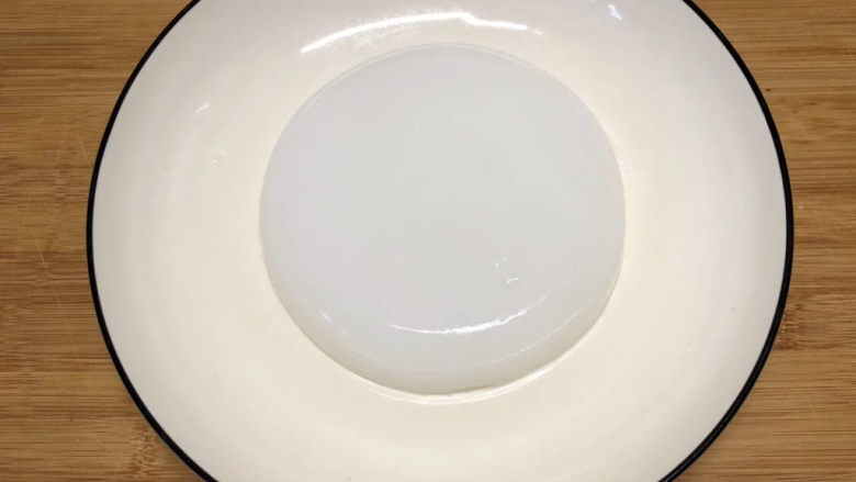 绿豆凉粉,定型后变成白色,直接倒出来切成条
