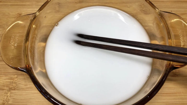 绿豆凉粉,用筷子充分搅拌,至淀粉完全混合溶解