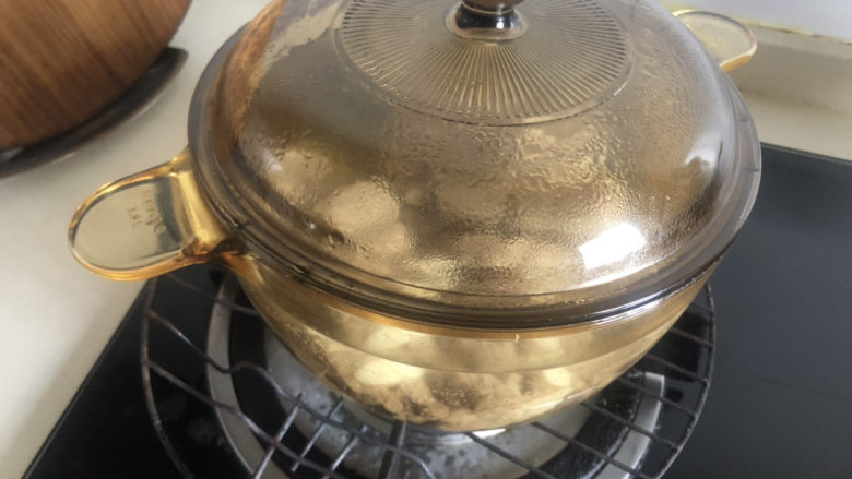 冬瓜猪骨汤,大火煮开后转小火慢炖至酥烂。