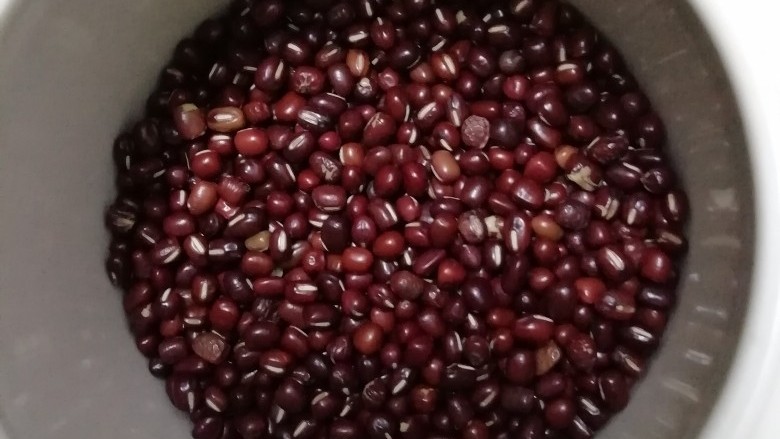 红豆糯米糍,<a style='color:red;display:inline-block;' href='/shicai/ 3607'>红豆</a>洗干净,浸泡四个小时以上
