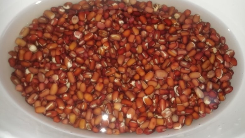 红豆糯米糍,把泡好的豆子沥干水分,重新加入清水,200克豆子,加290克清水,用电动锅定时2.5小时