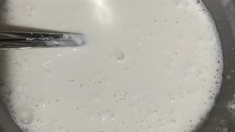 红豆糯米糍,取一个盆子:把糯米粉,玉米淀粉,牛奶,冰糖搅拌开,搅至没有颗粒