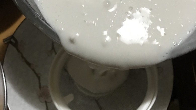 红豆糯米糍,拿个筛子过滤粒状,用手把粒状捏开