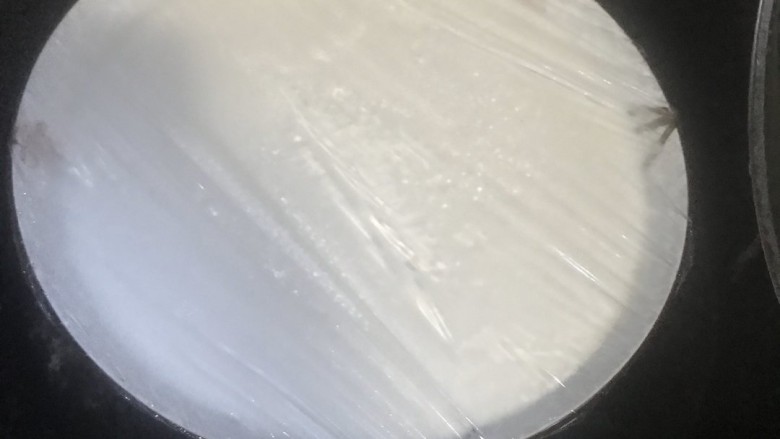 红豆糯米糍,水开后放入锅中,蒸20分钟即可,记得盖上保鲜膜,不然会有水蒸气滴进去