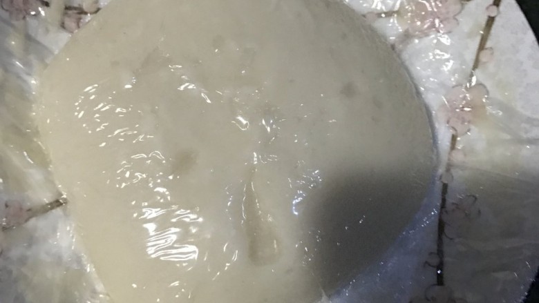 红豆糯米糍,蒸好后搓成一团,用保鲜膜包住,然后放入冰箱冷藏至冷,搓团的时候用一次性手套抹点油,避免粘手