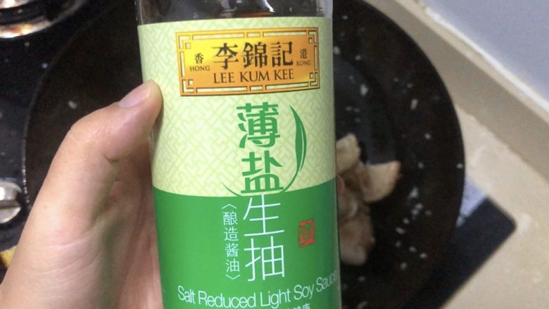 香菇炖豆腐,加薄盐生抽10g左右