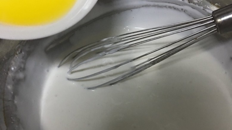 红豆糯米糍,加入溶化成液体状的黄油,再搅拌均匀