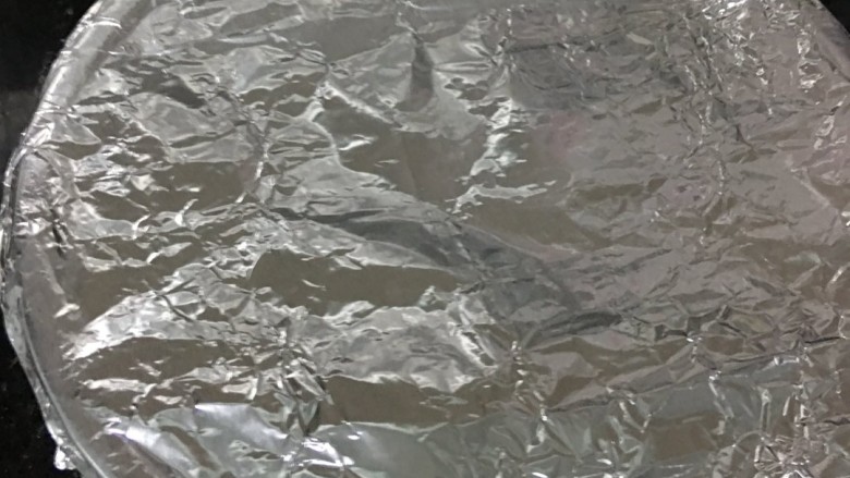 红豆糯米糍,用锡纸把盆子紧紧封好,放入沸水中蒸20分钟