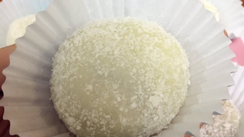 红豆糯米糍,最后将红豆糯米糍放入纸托中,完美!