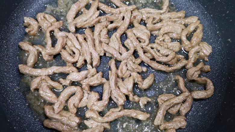 青椒炒香干,不粘锅倒适量的食用油烧热,下入牛肉炒熟,盛出备用。