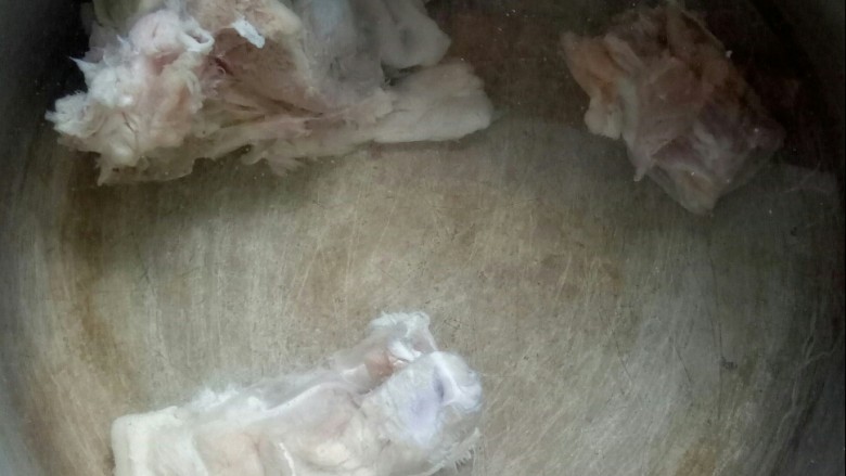 冬瓜猪骨汤,锅中加水,放入猪尾骨炖汤。