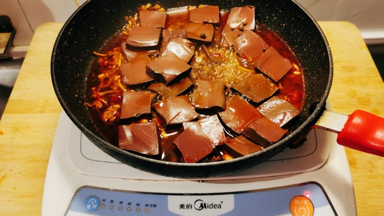 酸辣鸭血,放入鸭血