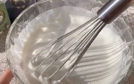 红豆糯米糍,这时候是很稀的流动状液体,没关系,一会蒸完就好了