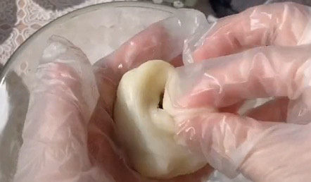 红豆糯米糍,然后想包包子一样,给它慢慢收口,然后揉成光滑的团子