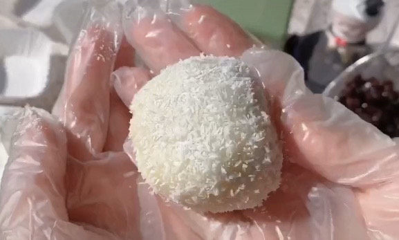 红豆糯米糍,做好的糯米糍可以直接吃了,但是,我建议放冰箱冷藏一下再吃更好吃,冰冰凉凉,也没这么粘牙