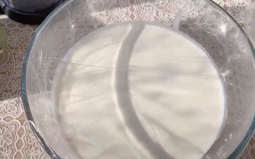 红豆糯米糍,然后包上保鲜膜,用牙签扎几个小孔,上过大火蒸20分钟