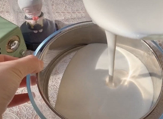 红豆糯米糍,想要面皮更细腻,可以过筛一两遍