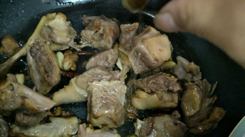 老鸭煲,炒至颜色变深,倒入<a style='color:red;display:inline-block;' href='/shicai/ 718'>料酒</a>