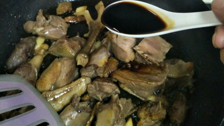 老鸭煲,倒入<a style='color:red;display:inline-block;' href='/shicai/ 788'>生抽</a>,翻炒均匀