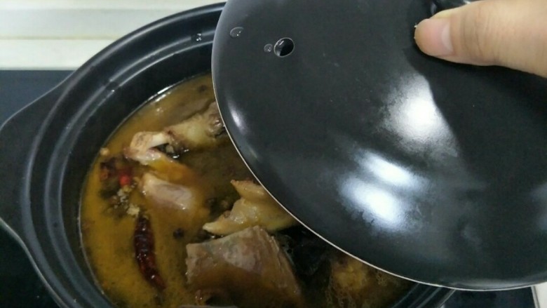 老鸭煲,盖上盖子,烧开后,调小火慢慢炖