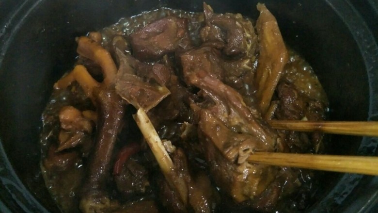 老鸭煲,用筷子戳一下,已经烂了,可以适当的加点水进入搅拌一下,以免糊底了