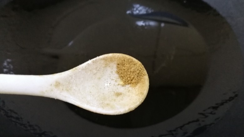 番茄土豆片,热锅倒入适量油,油微热放入<a style='color:red;display:inline-block;' href='/shicai/ 829'>十三香</a>,小火炸香。