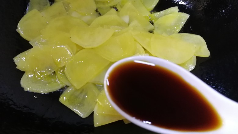 番茄土豆片,文火翻炒均匀,土豆片变透明,放入一汤匙<a style='color:red;display:inline-block;' href='/shicai/ 788'>生抽</a>。