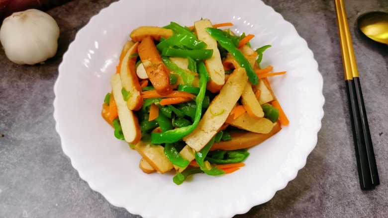 青椒炒香干,好吃又下饭的青椒炒香干做好了,米饭🍚来两碗。