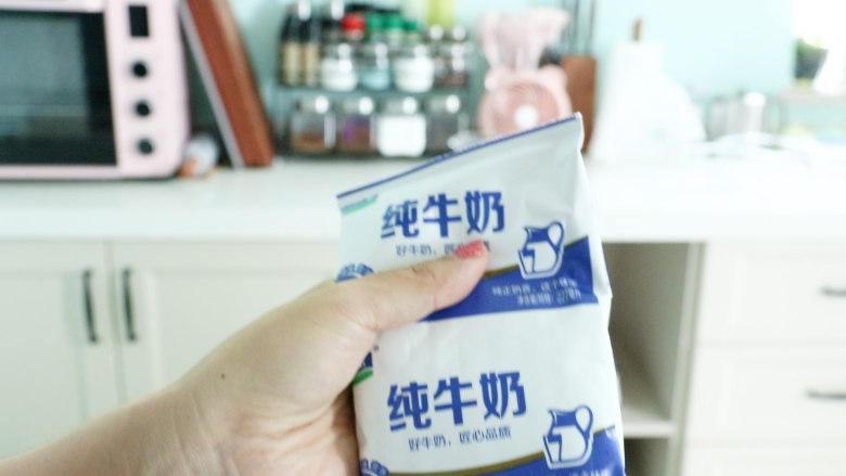 香甜冰淇淋,我选的是第二种,用牛奶来做