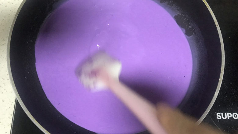 紫薯牛奶小方,再倒入不粘锅,小火加热,用铲子不停搅拌