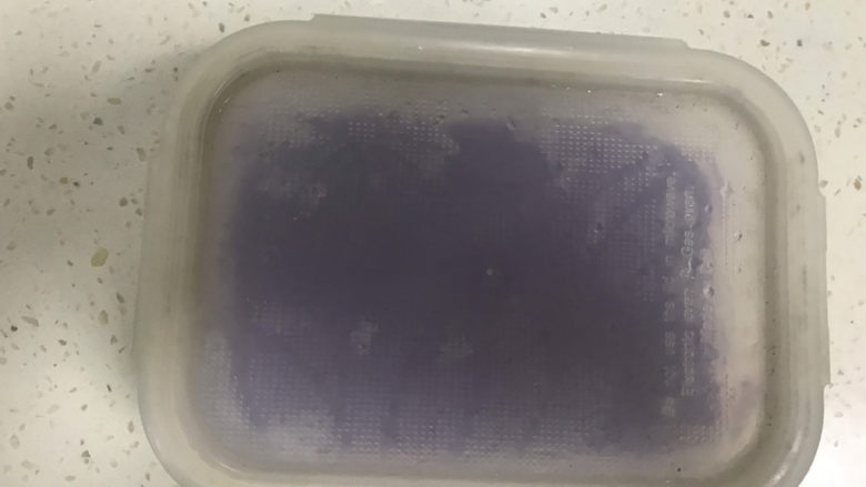 紫薯牛奶小方,盖上盖子放入冰箱冷藏4小时以上(我一般晚上做早上拿出来吃)