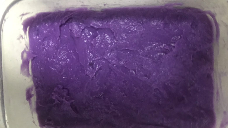 紫薯牛奶小方,把紫薯牛奶糊倒入模具中,表面用铲子刮平,自然冷却