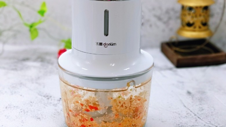 荷兰豆炒虾仁,<a style='color:red;display:inline-block;' href='/shicai/ 2794'>大蒜</a>,辣椒放入绞肉机中,绞碎取出。