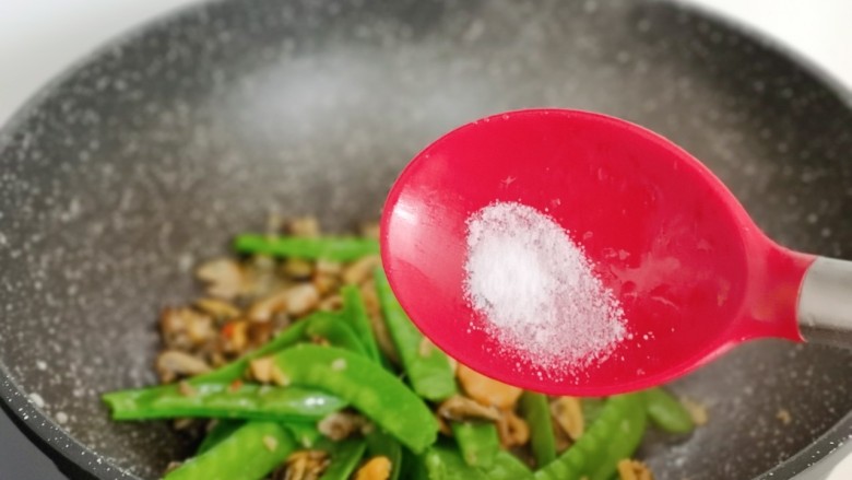 荷兰豆炒虾仁,待海虹肉与虾干炒熟后加入焯水的荷兰豆,再按个人口味加入盐,快速翻炒1分钟,关火。