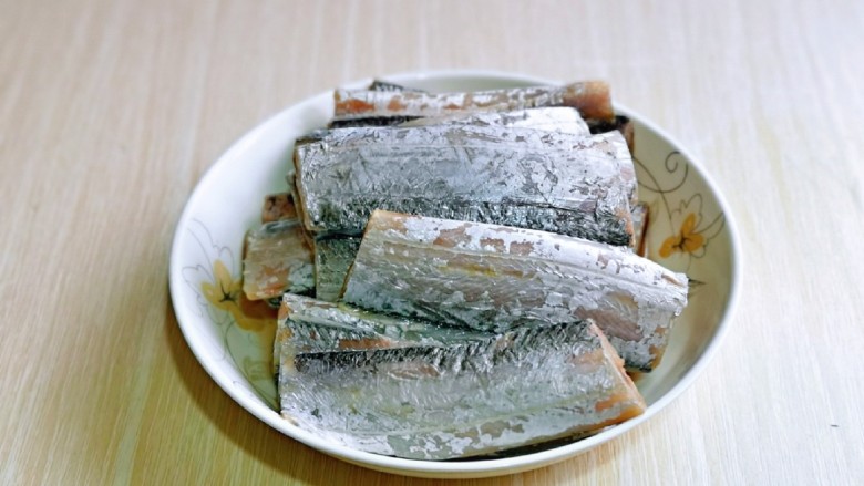 椒盐带鱼,朋友送来的野生小<a style='color:red;display:inline-block;' href='/shicai/ 386'>带鱼</a>,清洗干净后,煎大小相等的小段。