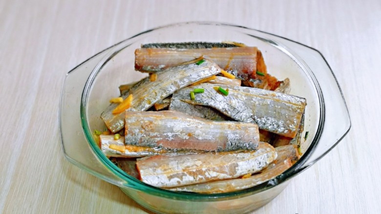 椒盐带鱼,戴上食品手套,抓拌均匀,腌制30分钟以上。(腌制的时间长一点会更加入味)