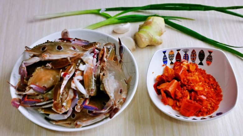 香辣梭子蟹,准备食材,我用的辣椒是买的<a style='color:red;display:inline-block;' href='/shicai/ 87785'>辣椒碎</a>。
