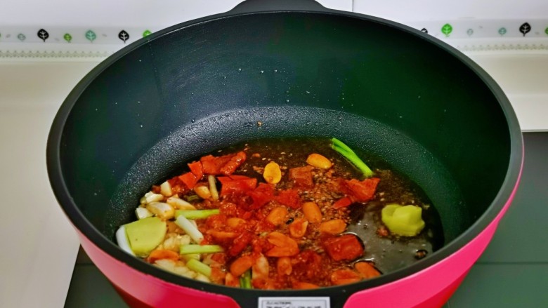香辣梭子蟹,锅中加入食用油,再加入葱白姜蒜,辣椒煸炒。