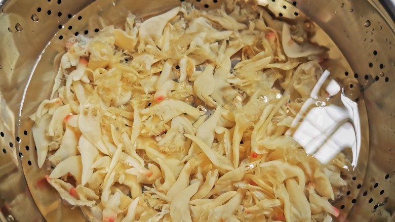 丝瓜蛤尖(补水补钙美人汤),用这种有孔容器,顺着一个方向搅拌,去咸气去杂质